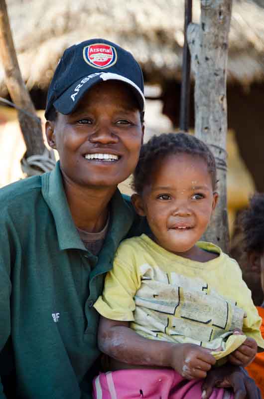 13 - Namibia - Tsintsabis - Elisabeth la guia y nene Bosquimano